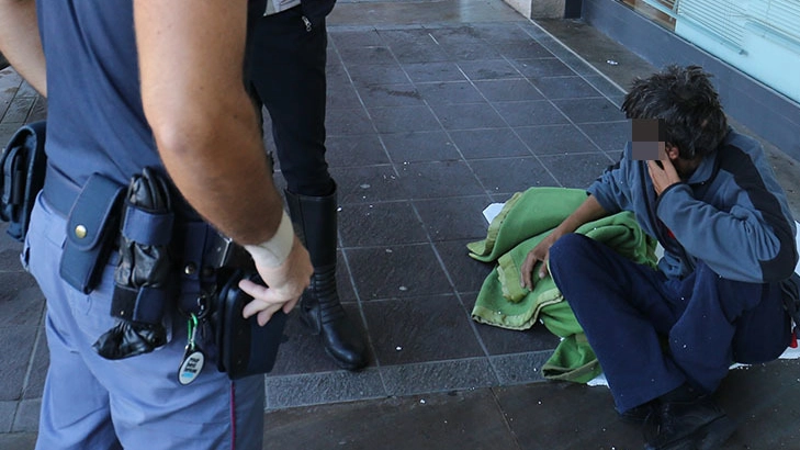 Clochard controllato dalla polizia a Monza Clochard controllato dalla polizia a Monza