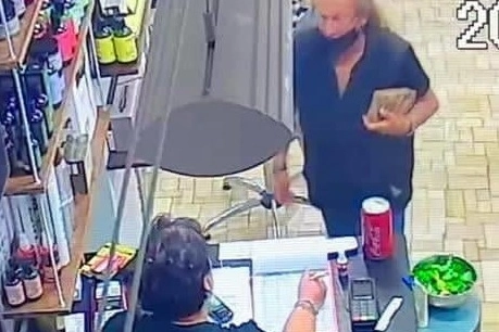 Un fotogramma delle riprese in uno dei negozi colpiti due settimane fa
