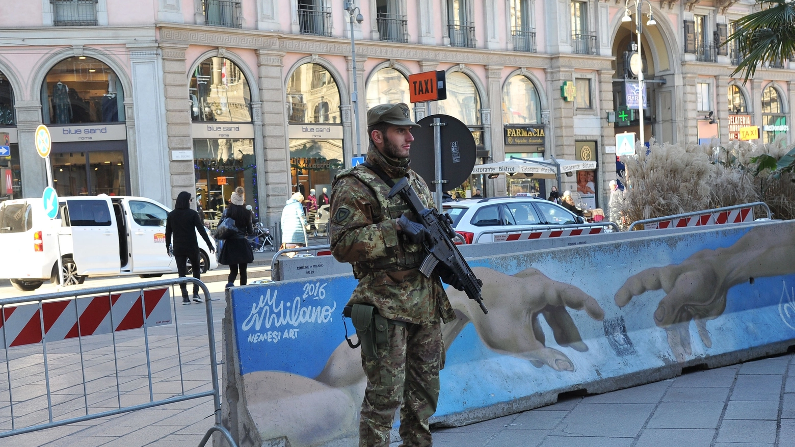 Un militare di presidio in Duomo davanti a un jersey dipinto da un artista (NewPress)