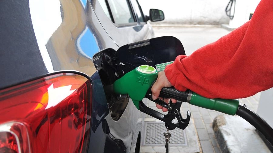 Rifornimento a un distributore di carburanti (Newpress)
