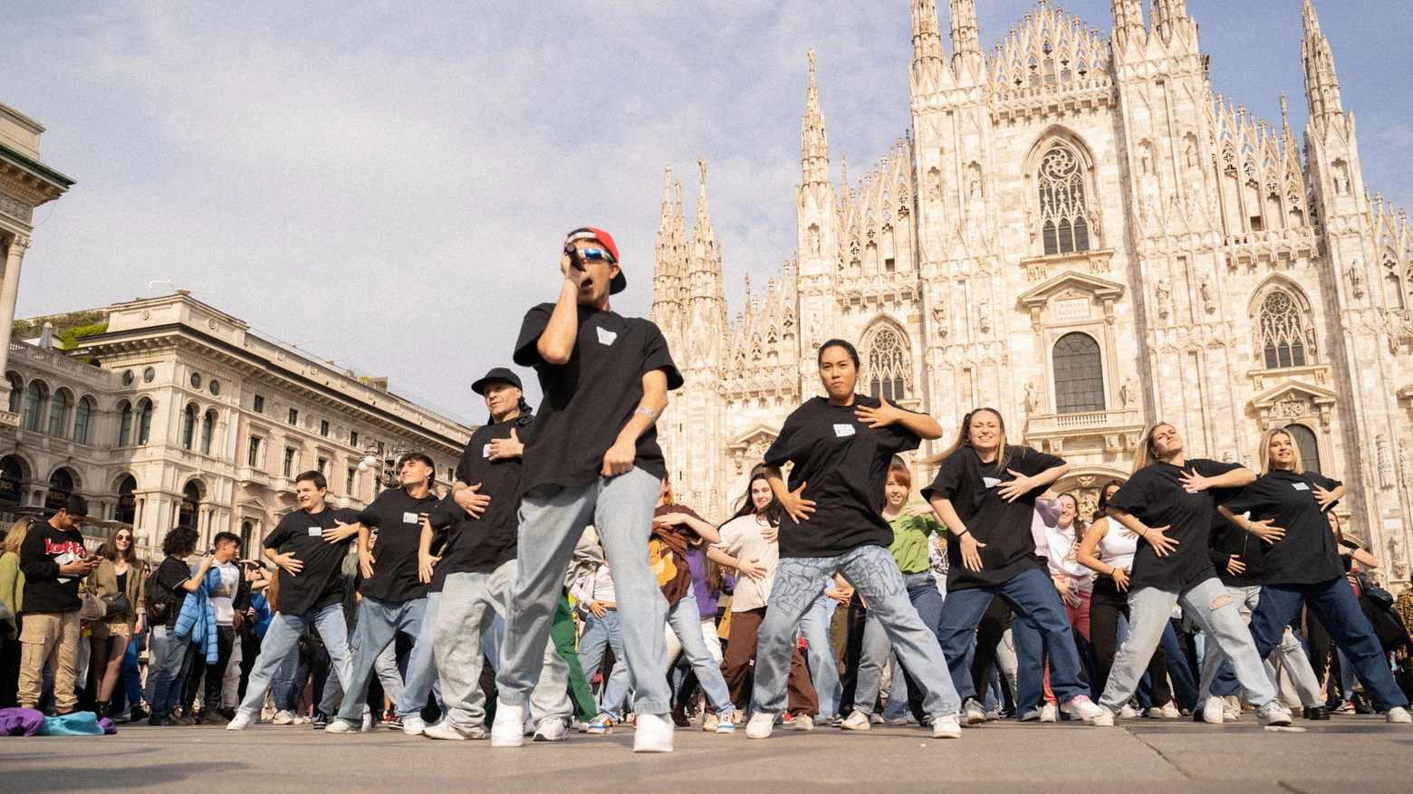 Federico Baroni, il flash mob con 50 ballerini invade Milano: è “Panico”