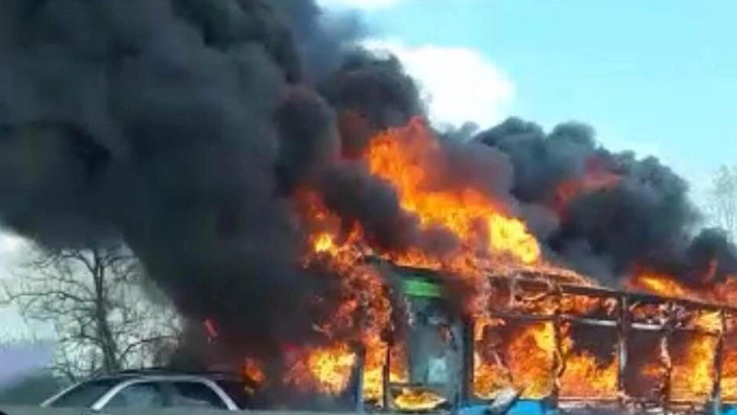 L'autobus incendiato a San Donato 