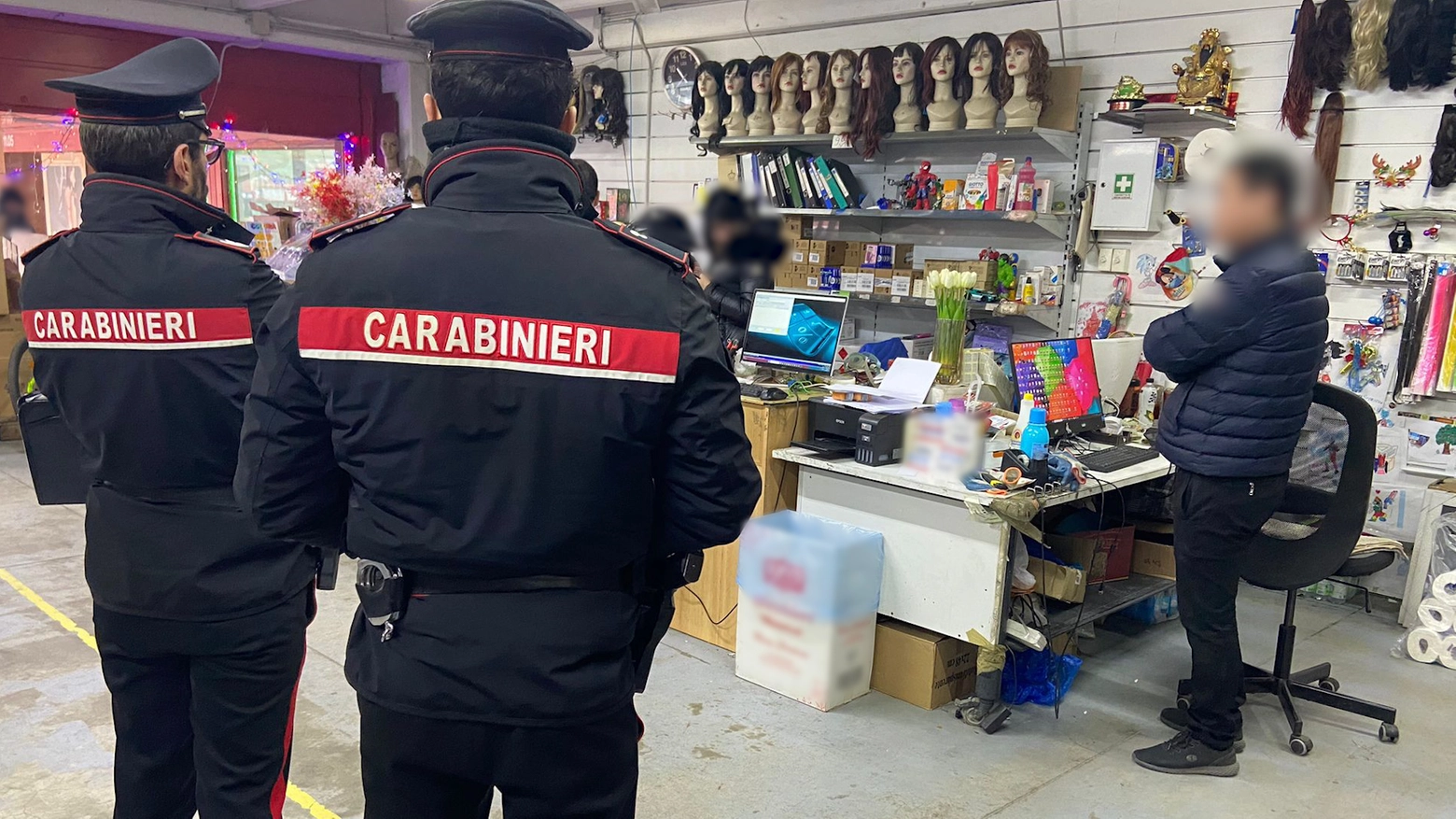 I controlli dei carabinieri in un negozio di ingrosso all'interno dell'area commerciale Il Girasole di Lacchiarella