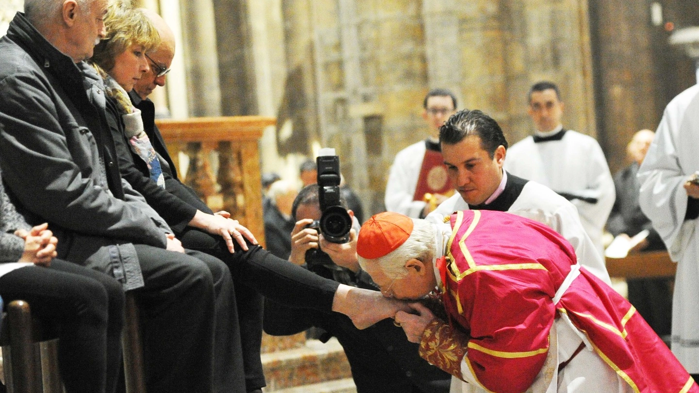 Il cardinale Angelo Scola alla lavanda dei piedi del Giovedì Santo