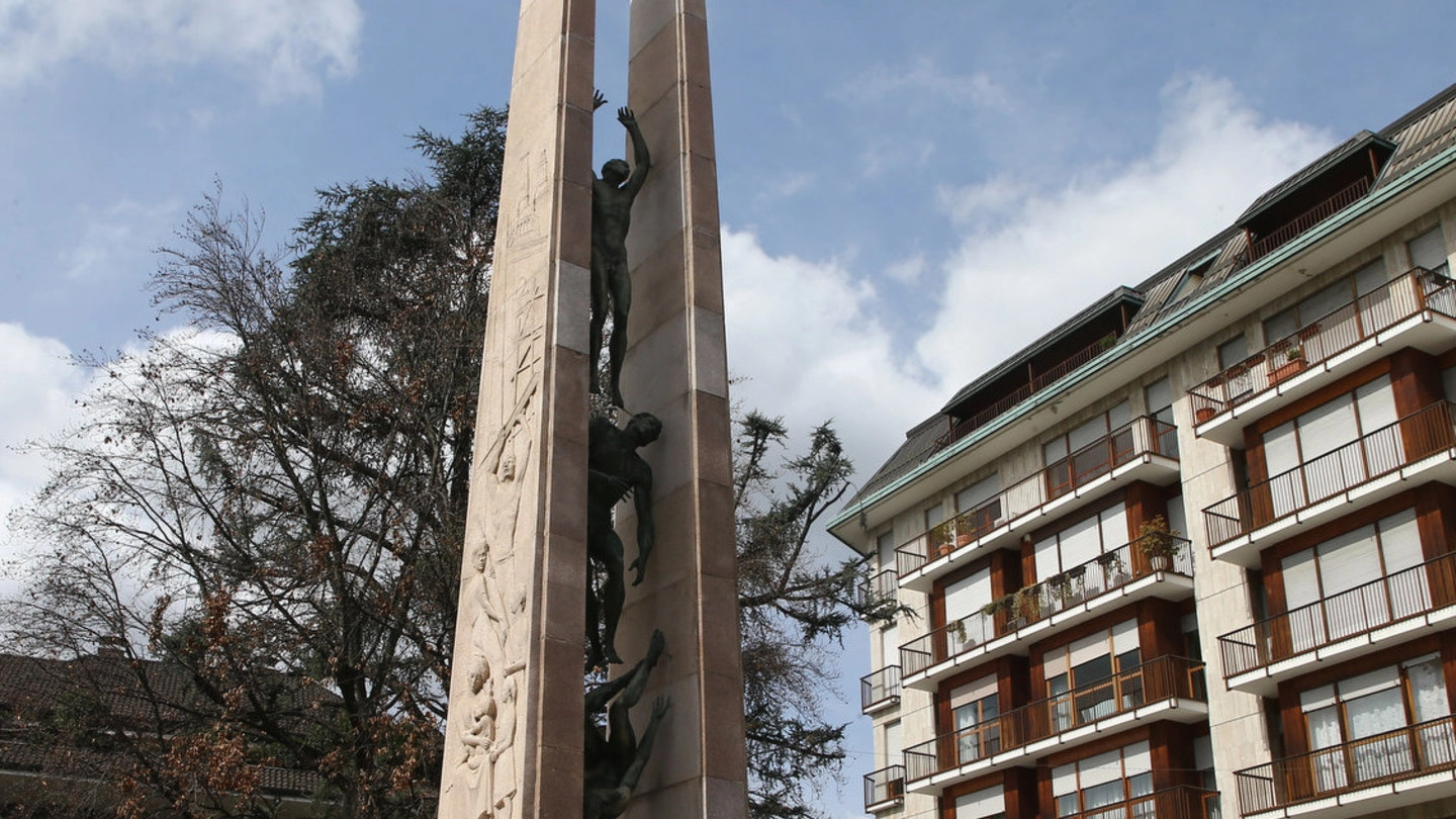 Il monumento ai Caduti ora in piazza Trento Trieste