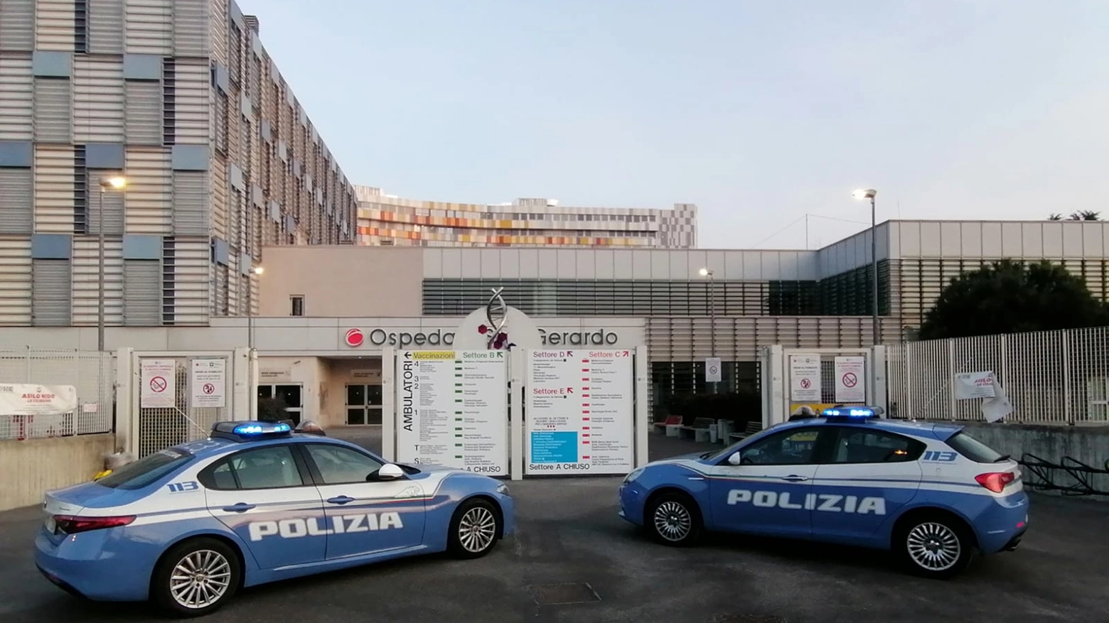 La polizia di Monza davanti all'ospedale