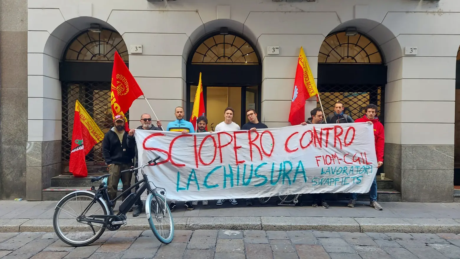 I lavoratori Swapfiets in via Lupetta I lavoratori Swapfiets in via Lupetta