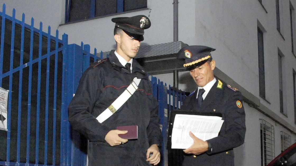Carabinieri e vigili nel capannone in via della Resistenza 44