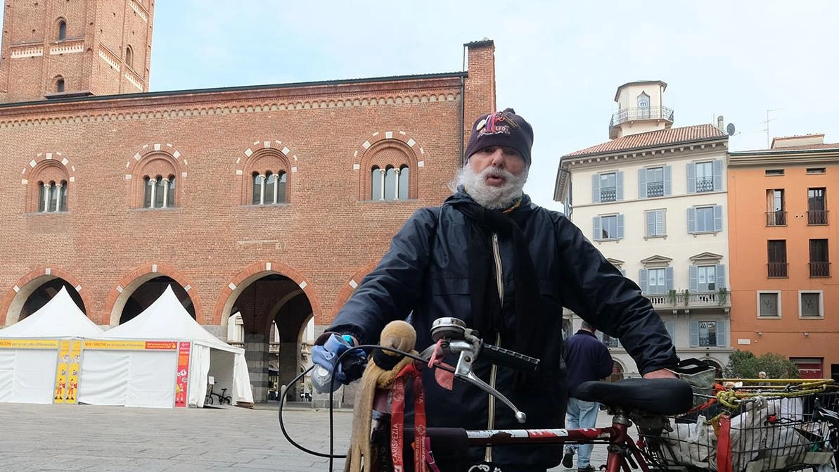 Luciano, il contadino del ricordo. L’ex camionista da 25 anni in bici Luciano, il contadino del ricordo. L’ex camionista da 25 anni in bici