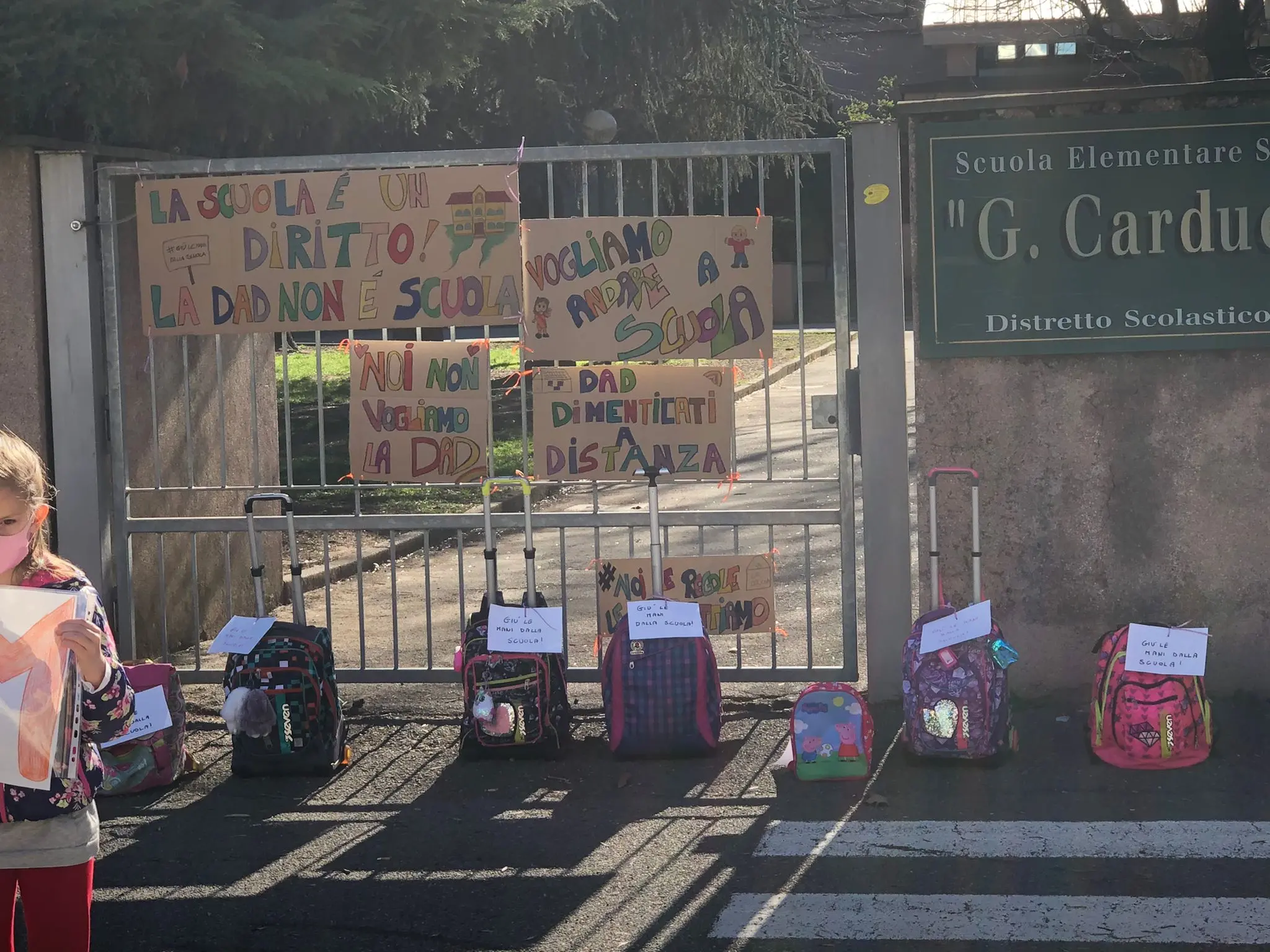 San Vittore Olona, un flash mob per chiedere di riaprire la scuola