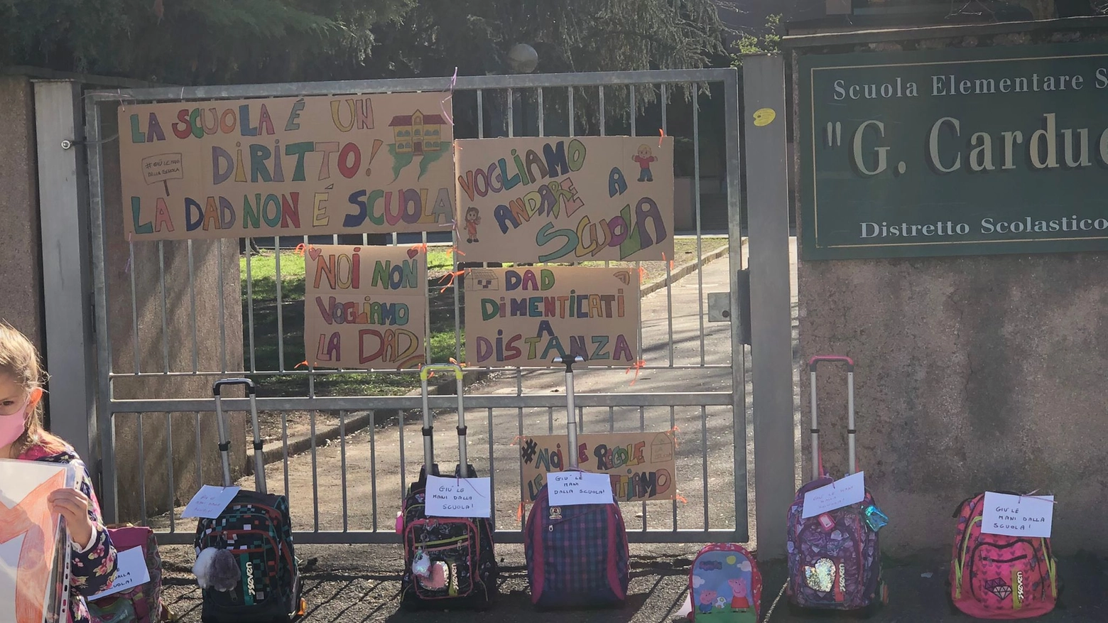 La protesta davanti alla scuola di San Vittore Olona