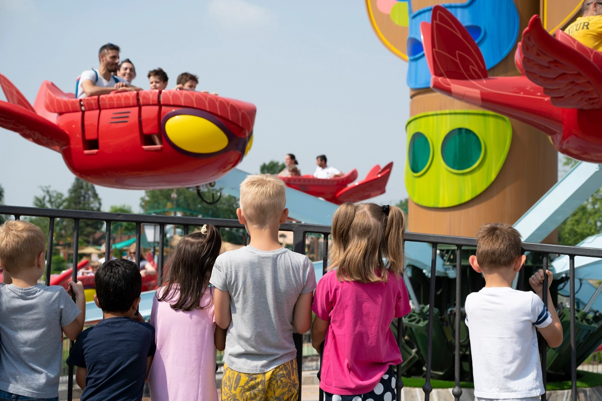 I bimbi ucraini nel parco divertimenti