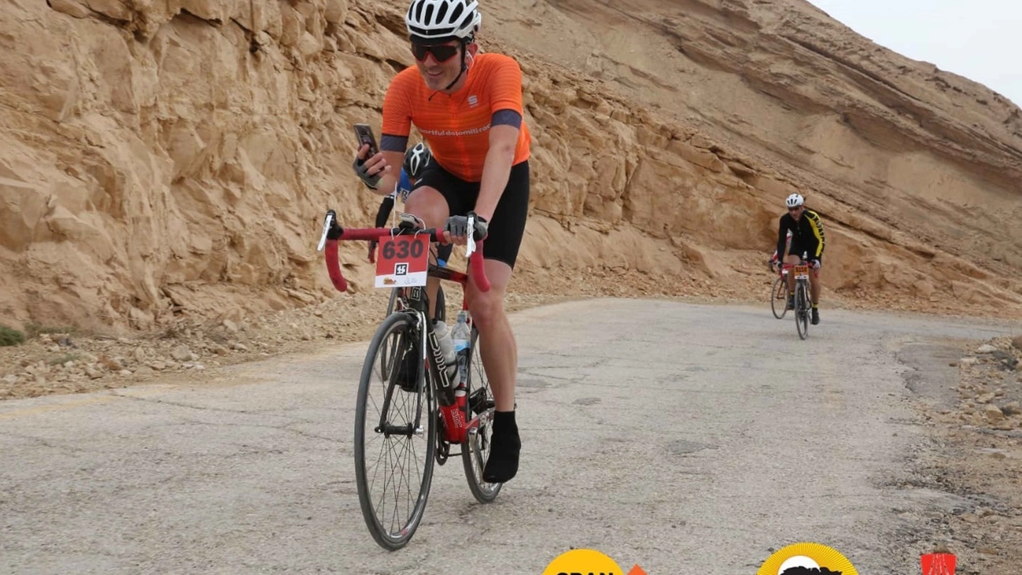 Il valtellinese Pietro Illarietti impegnato a pedalare nel deserto israeliano, dove è ritornato per il terzo anno