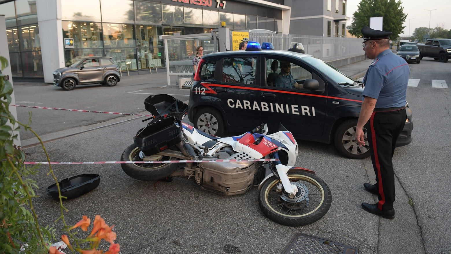 I rilievi dei carabinieri sul luogo dell'incidente a Peschiera Borromeo