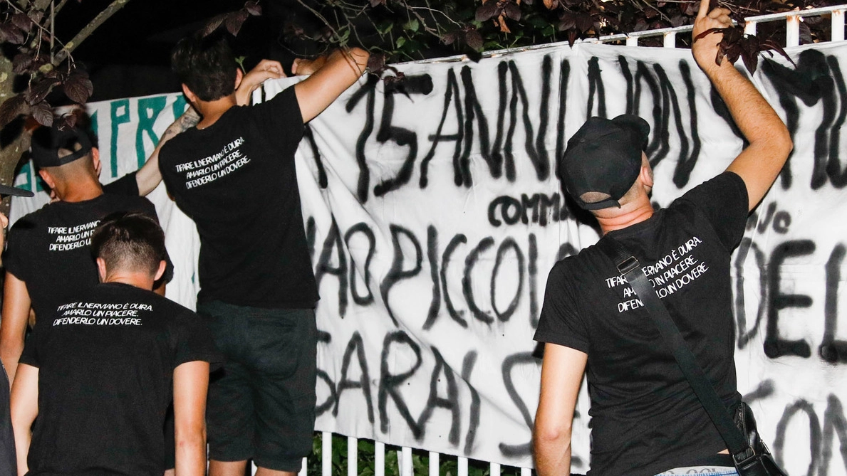 Lo striscione per Valentino Colia a Garbagnate Milanese