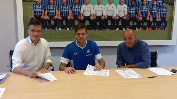 Rafael Toloi firma il contratto accanto all'ad Luca Percassi e al dt Giovanni Sartori (twitter)