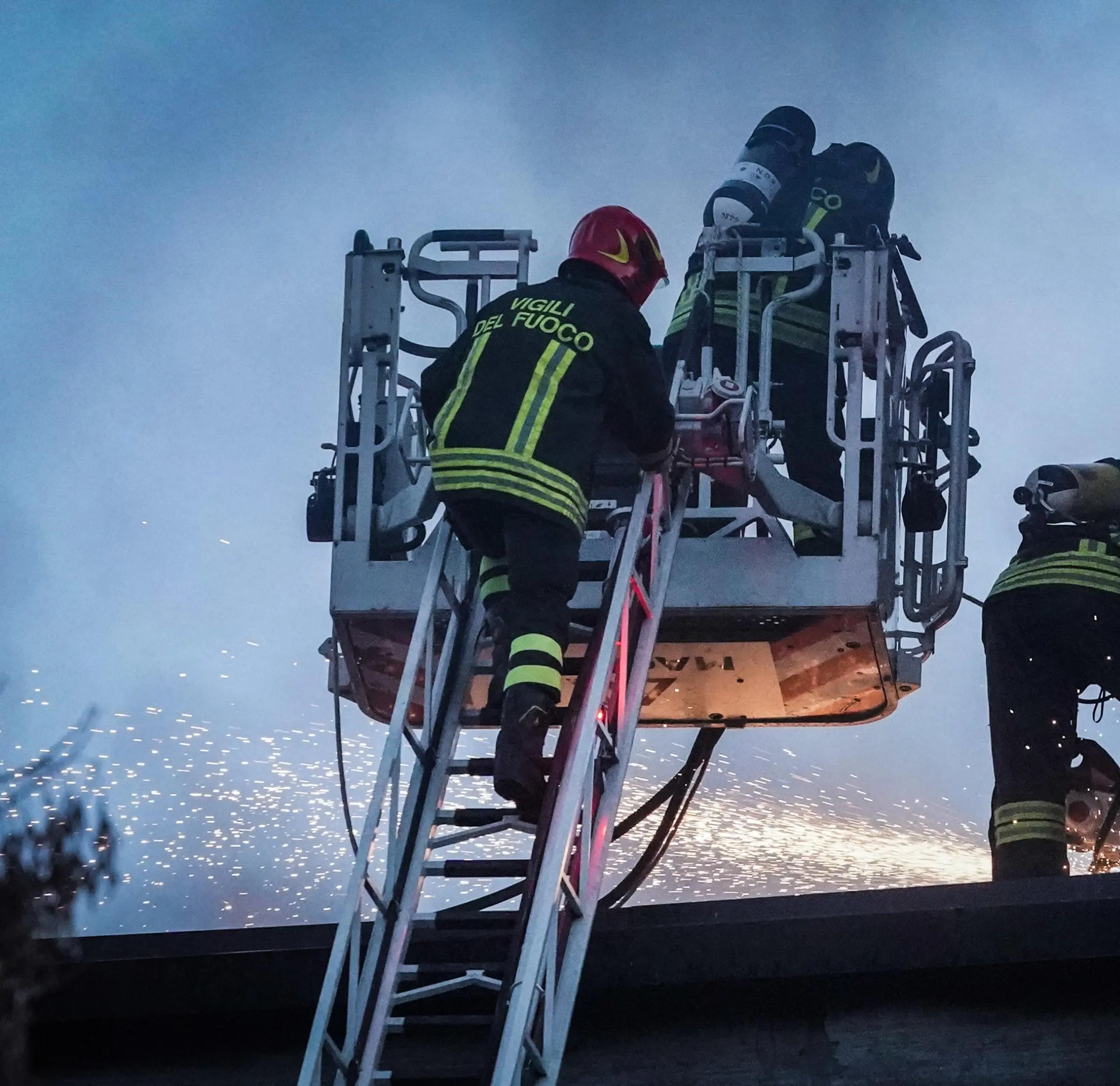 Un incendio distrugge il tetto di una villetta: il padrone era fuori casa