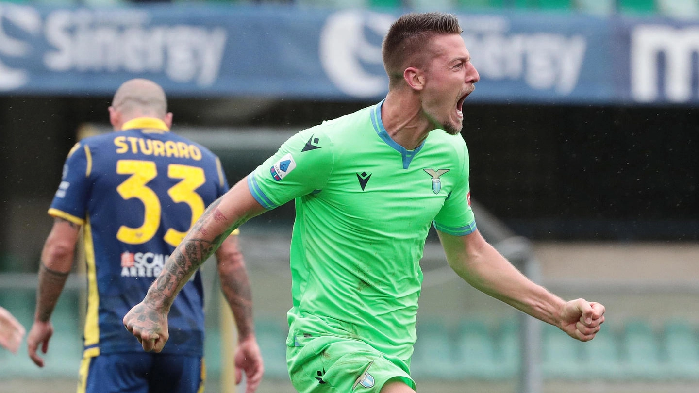Milinkovic-Savic trova il gol vittoria a Verona (Ansa)