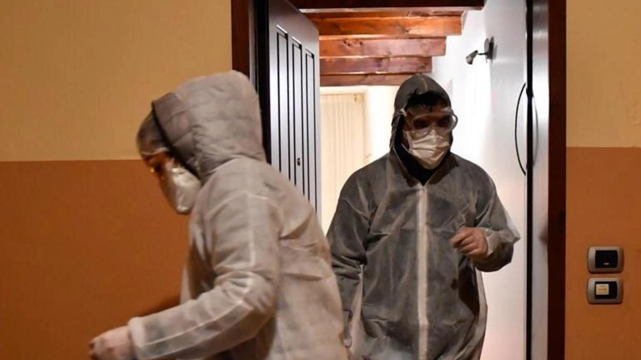 Una "squadra" Usca lombarda durante la visita domiciliare nell’appartamento di un malato