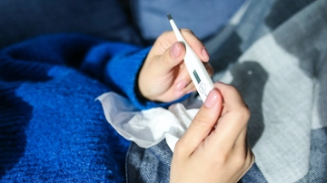 In Lombardia torna l’influenza, chi colpisce e come si trasmette. Il menu per curarsi? “Patatine e crostata meglio del brodo”