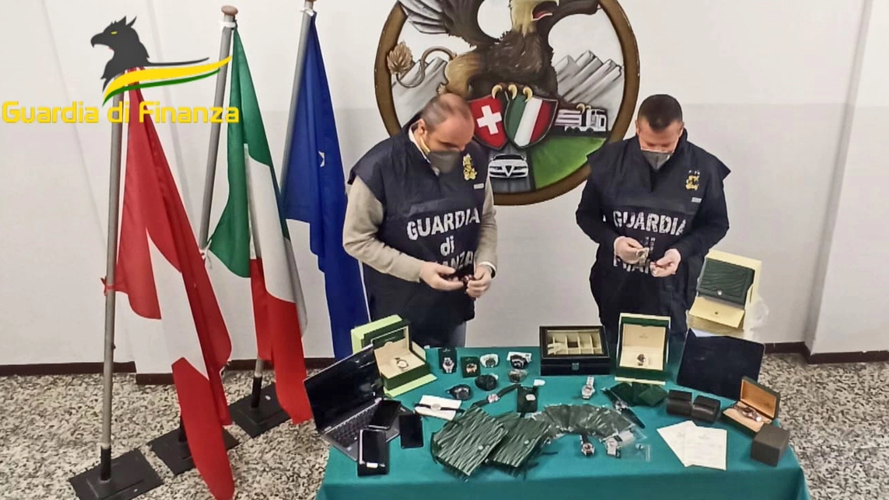 Il sequestro di orologi della Guardia di Finanza di Como avvenuto ieri: 22 denunce