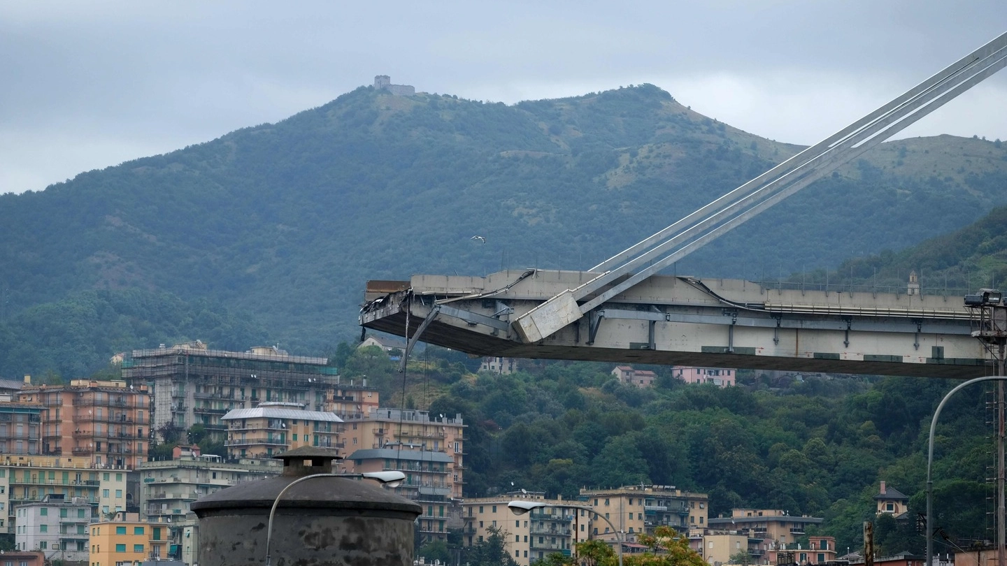Il ponte Morandi dopo la tragedia (LaPresse)