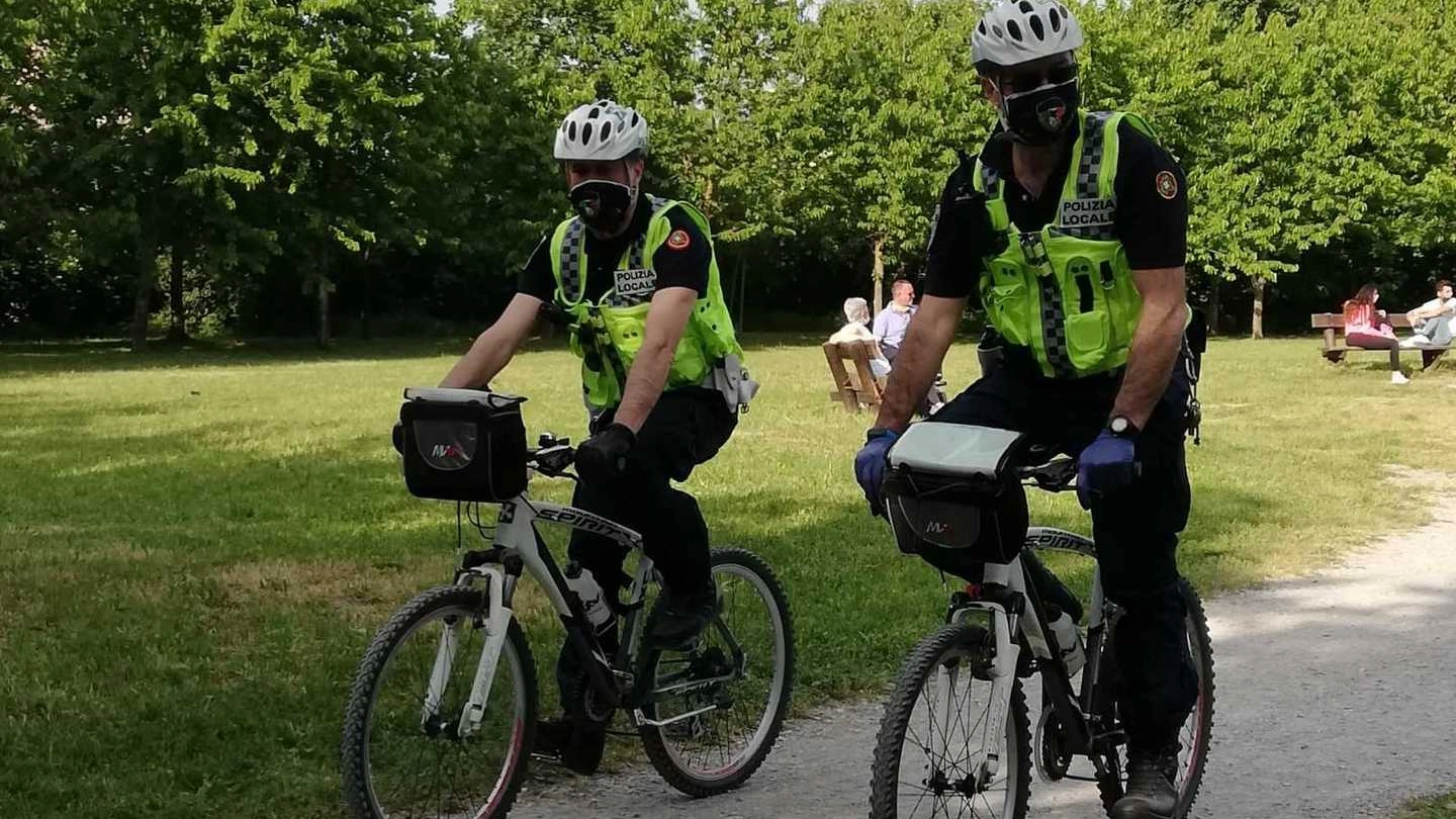 Gli agenti della polizia locale di Saronno a bordo delle biciclette