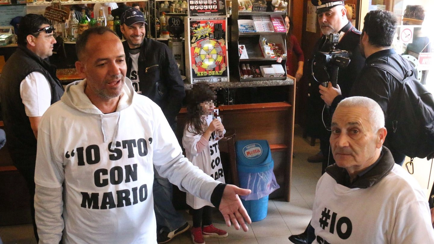 "Io sto con Mario", manifestazione in solidarietà a ristoratore di Casaletto