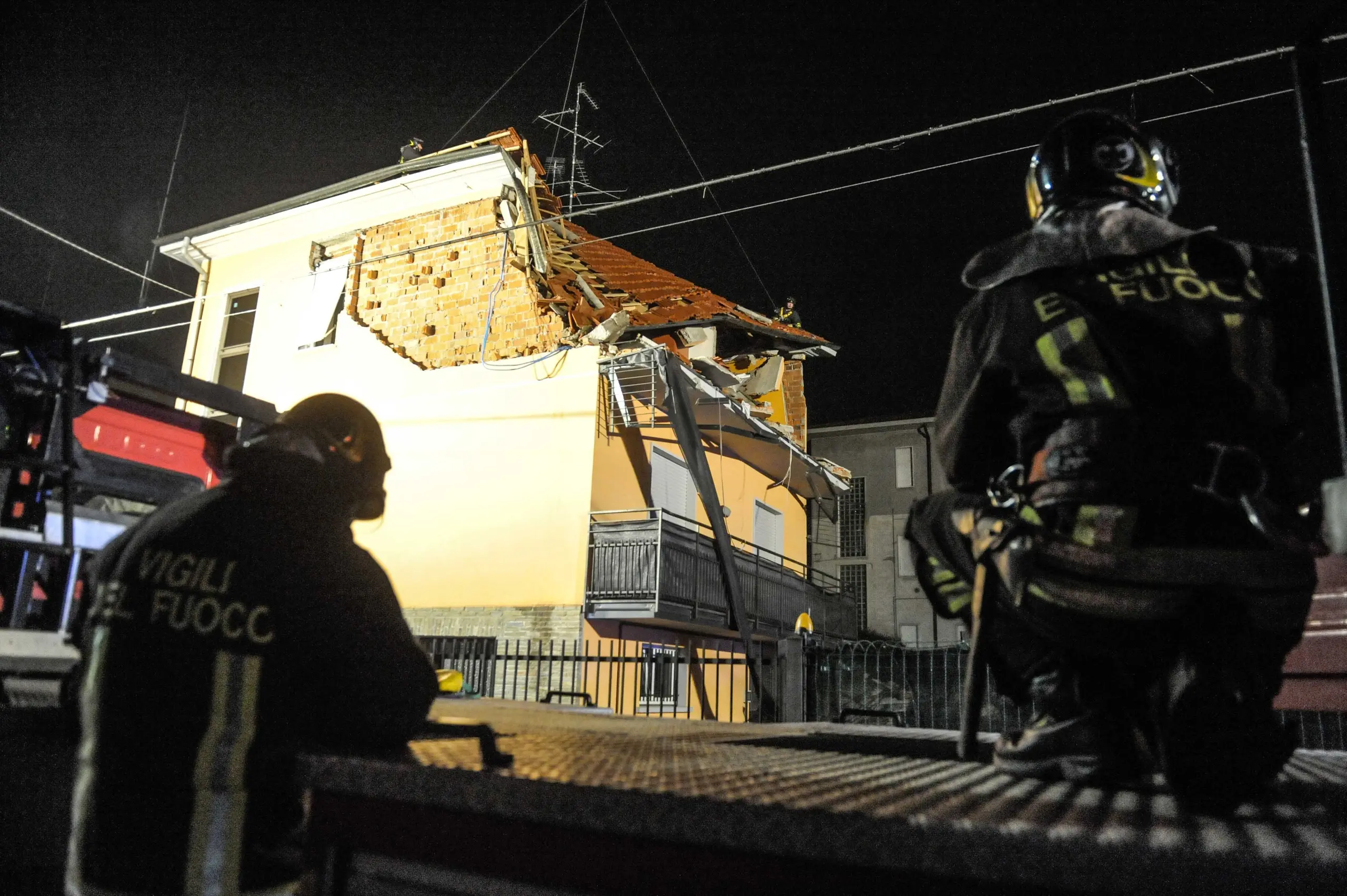 Oggiona Santo Stefano, esplosione in palazzina: crolla tetto, un ferito