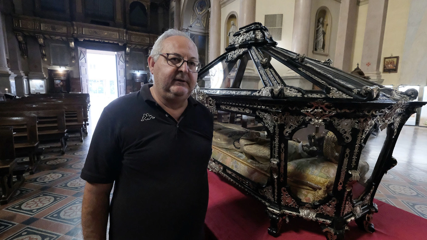 Don Massimo Gaio con l'urna di San Gerardo Don Massimo Gaio con l'urna di San Gerardo
