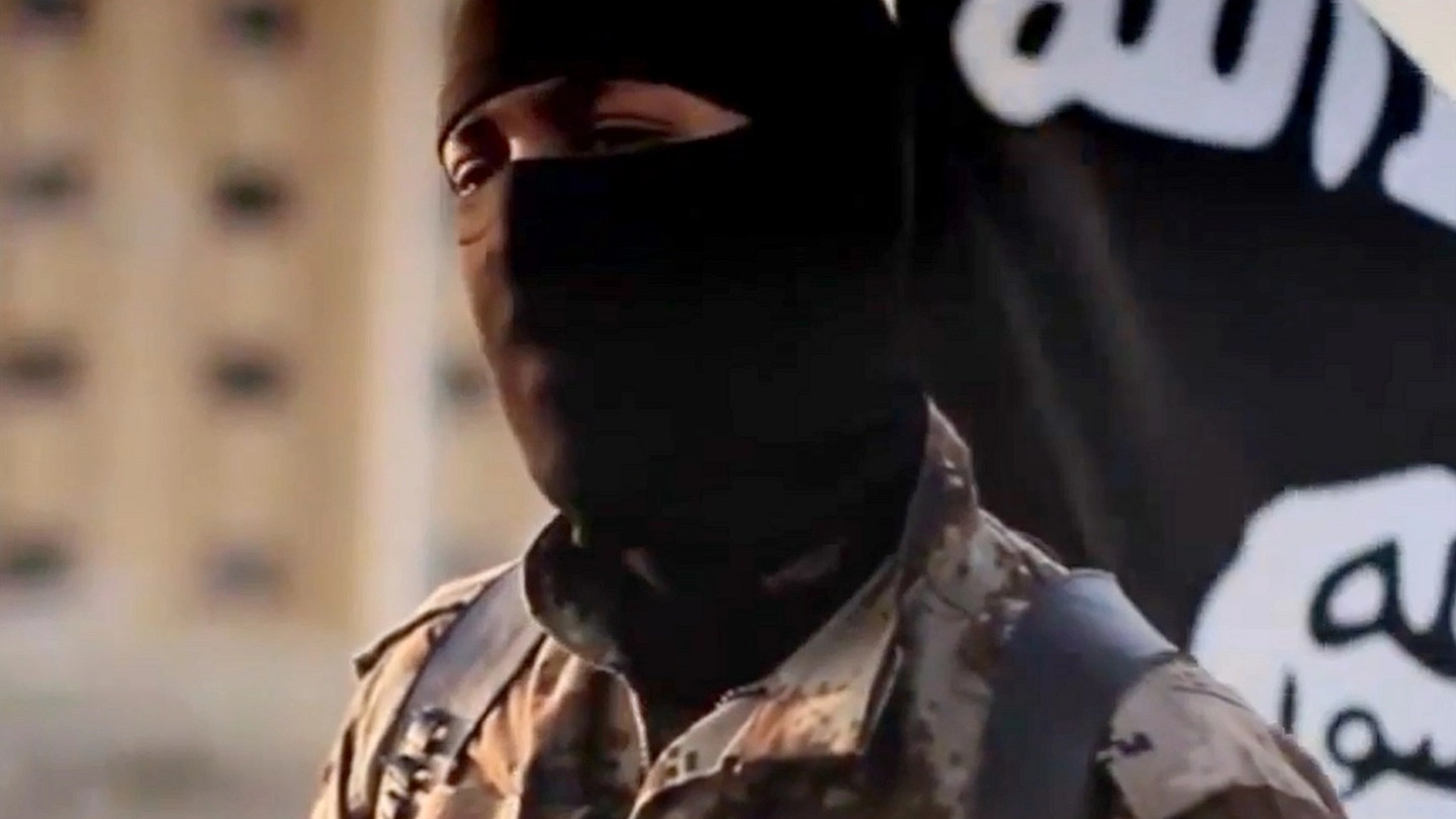 Un membro dell'Isis in un video di propaganda (AFP)