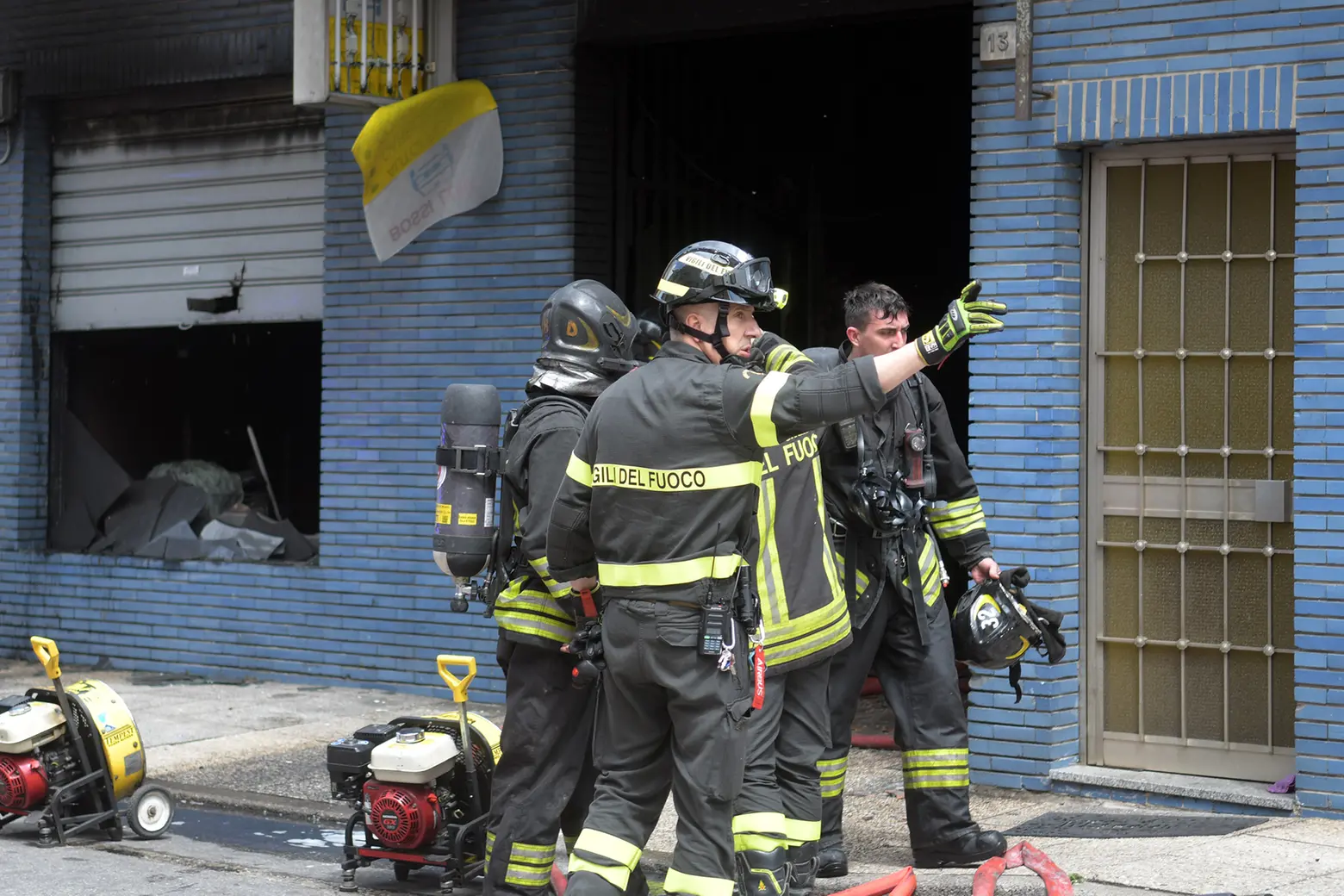 Vigili del fuoco davanti all'officina di San Donato andata a fuoco
