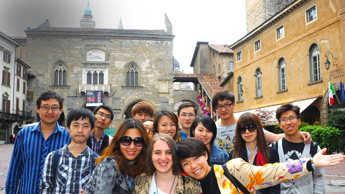 Turisti a Bergamo (De Pascale)