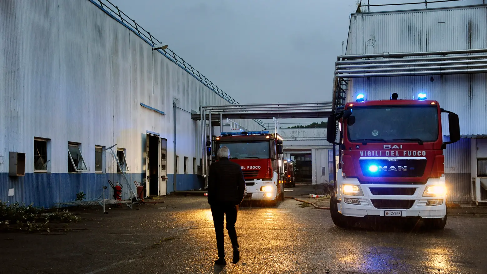 Gaggiano, incendio ex azienda Safosa, vigili del fuoco sul posto Gaggiano, incendio ex azienda Safosa, vigili del fuoco sul posto
