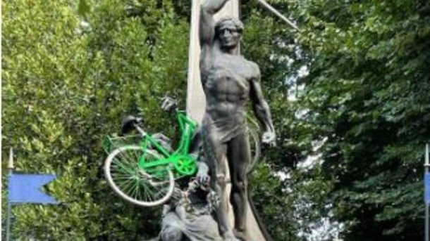 La bicicletta posizionata sopra il monumento