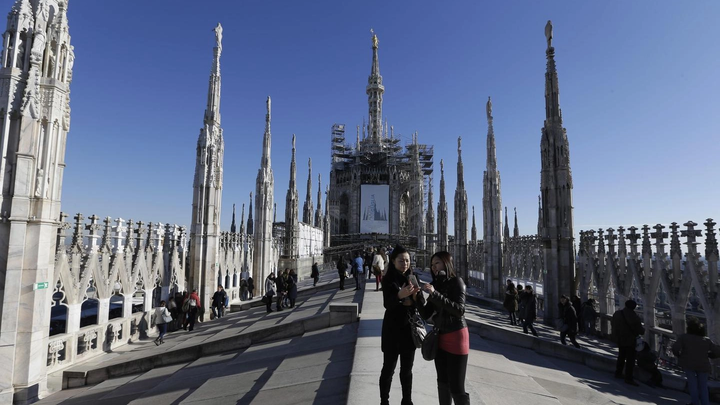 Turisti, di giorno, sul tetto del Duomo