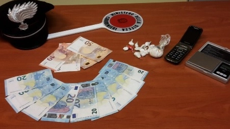 La droga e i soldi trovati dai carabinieri