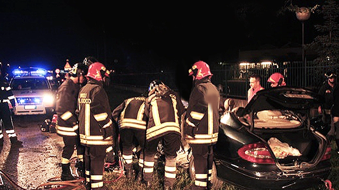 I vigili del fuoco e i soccorritori sulla scena dell'incidente 