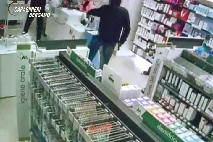 Un frame del video della sorveglianza mostra un momento della rapina