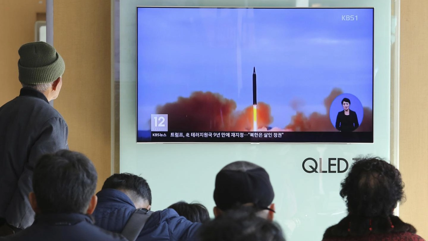 Corea del Nord, cittadini del Sud guardano alla tv il lancio di un missile (foto Ansa)