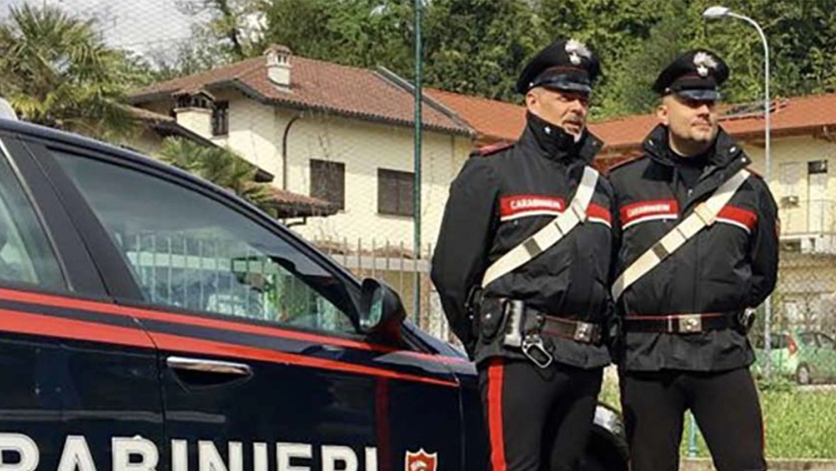 L'uomo è stato allontanato dai carabinieri