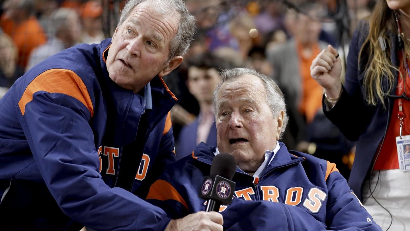 George H.W. Bush e George W. Bush (Ansa)