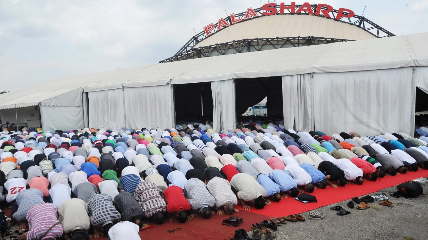 Musulmani in preghiera nell'area del Palasharp (foto repertorio)