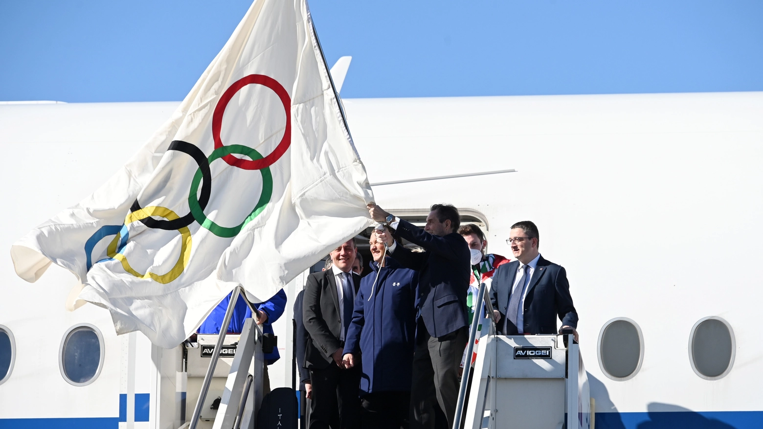 L'arrivo della bandiera olimpica a Milano