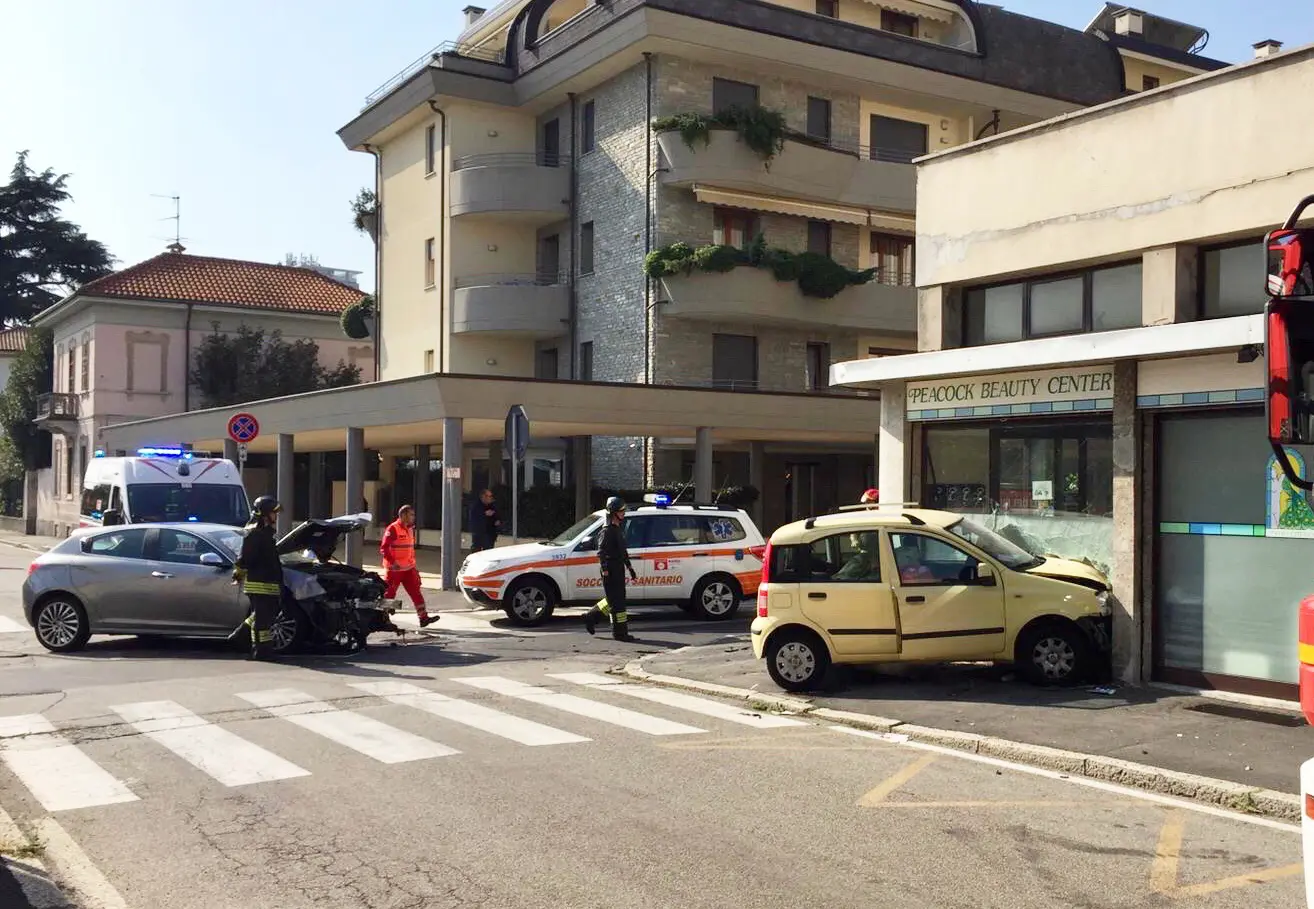 Busto Arsizio, incidente fra due auto: una finisce nella vetrina di un negozio