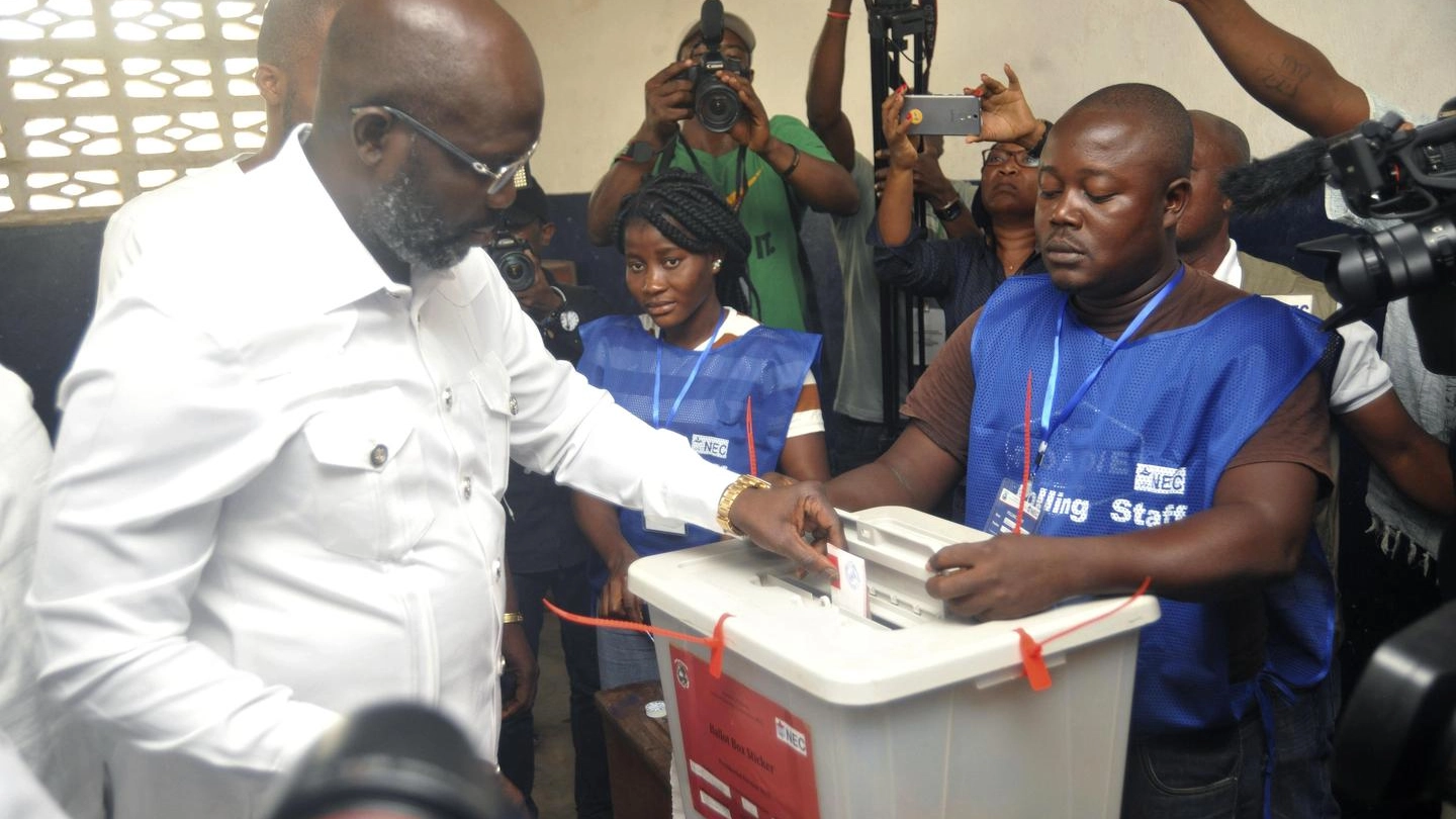 George Weah al voto in un seggio di Monrovia (Ansa)
