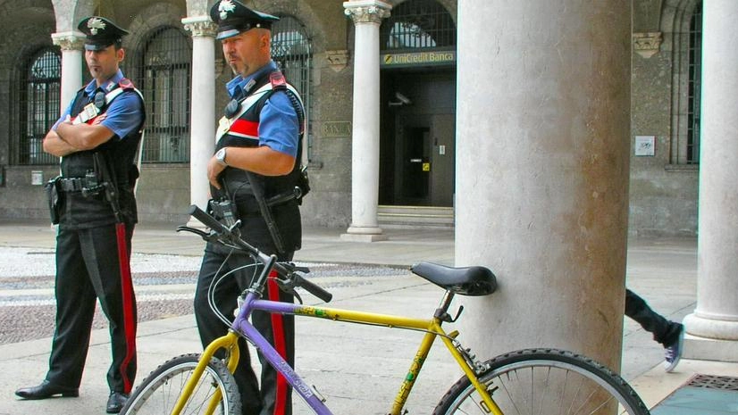 Blitz nel casolare occupato. Sequestro di droga e refurtiva Blitz nel casolare occupato. Sequestro di droga e refurtiva