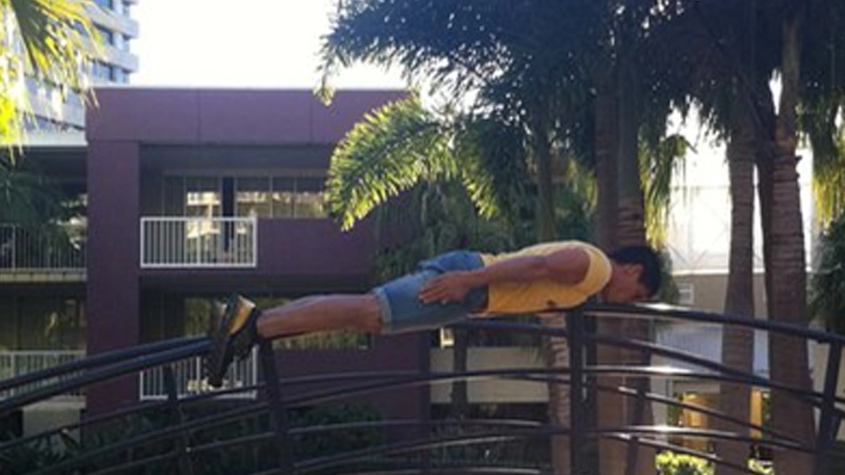 Il planking... in Australia. Consiste nello stendersi (to plank) in contesti pericolosi e 