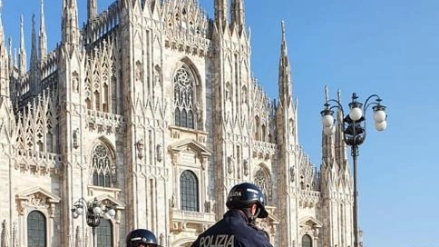 Poliziotti a cavallo in piazza Duomo