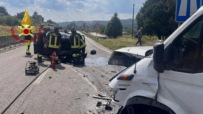 Grave schianto tra un'auto e un furgone (foto archivio)